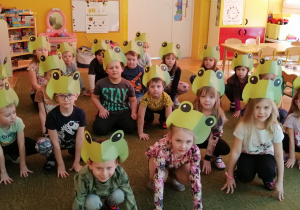 Dzieci w czapeczkach - żaby
